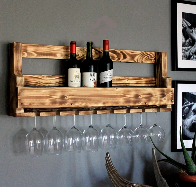 Weinregal aus Holz mit Gläserhalter Geflammt