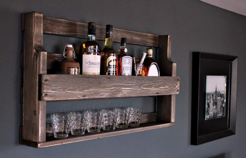 Whisky Regal aus Holz - mit Gläserhalter - Braun - Industrie Stil - fertig montiert - Wandbar