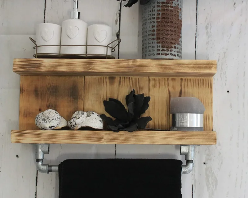 Badregal aus Holz - Geflammt - Vintage Badezimmer Regal für die Wand inklusive Aufhängung für Handtücher