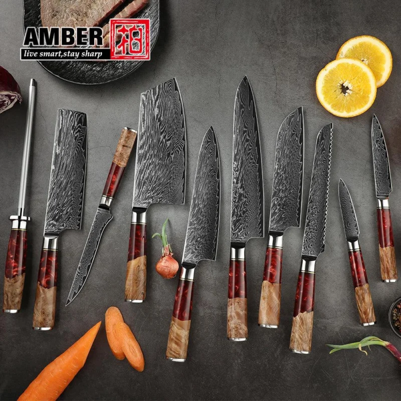 AMBER Damastmesser Komplettset mit edlen Küchenmessern, Holzgriffen und Zubehör auf dunkler Fläche