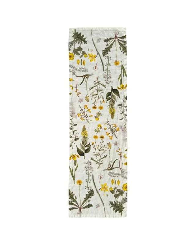 Tischläufer "Flora Danica Atlas – gelb" von Koustrup & co mit gelben floralen Motiv auf weißen Hintergrund