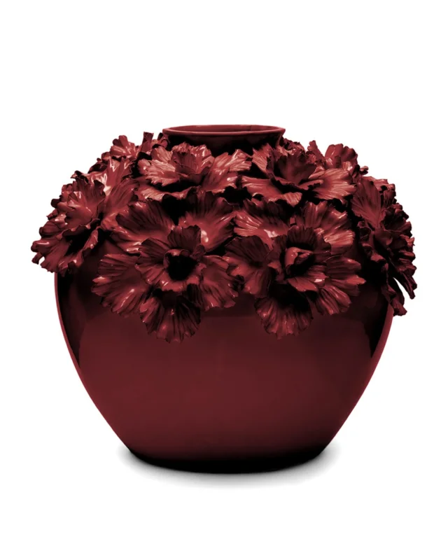 Blumenvase "Blossom Vase burgundy" von Riviera Maison vor weißen Hintergrund. Die Vase ist sehr detailreich und knallrot mit blumigen Details oben am Rand.