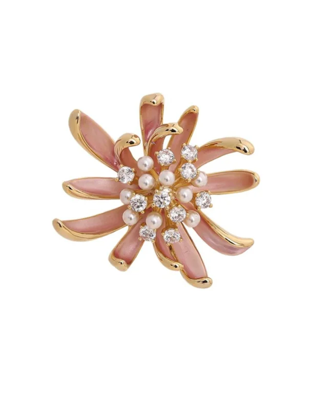 Goldene "Chrysanthemen" Brosche von Dottilove vor weißen Hintergrund. Die Brosche ist größtenteils gold mit Korallenfarblichen Details, Perlen und Diamant ähnlichen Steinen.