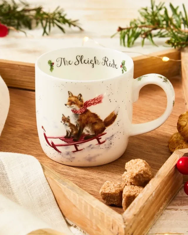 Dekorierte Szene mit der Fuchs-Tasse „The Sleigh Ride“ von Wrendale Designs auf einem Holztablett – perfekt für gemütliche Wintertage.