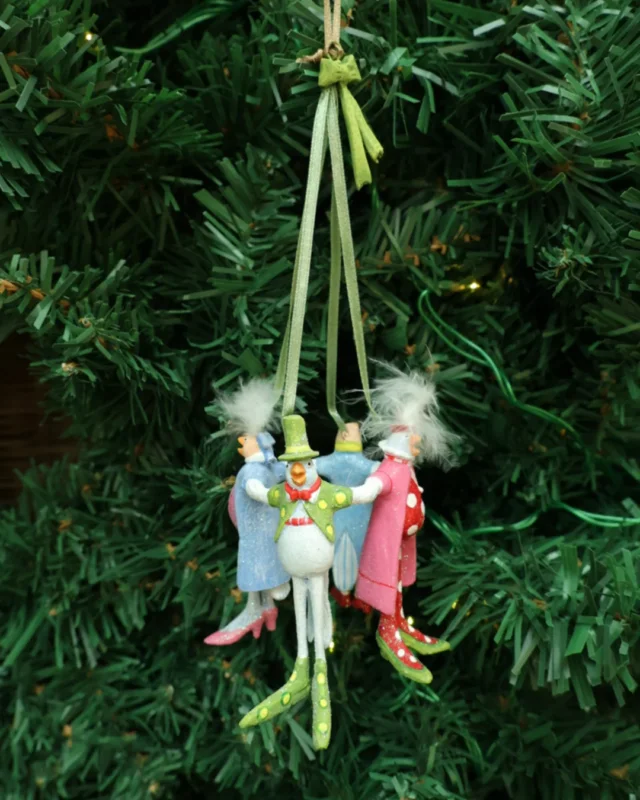 Weihnachts Ornaments "12 Days 4 Calling Birds" von Patience Brewster vor weißen Hintergrund.Das Ornament besteht aus 4 kleinen unten Männchen mit ganz unterschiedlicher Kleidung. Hängen auf einem Tannenbaum.