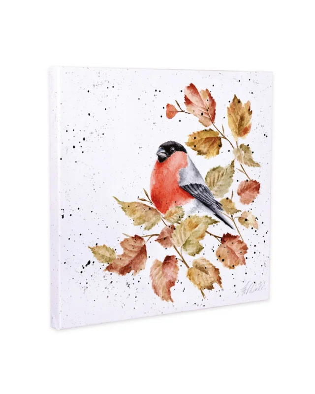 Illustration eines roten Dompfaffs, der zwischen herbstlich gefärbten Blättern sitzt, auf einer quadratischen Leinwand von Wrendale Designs.