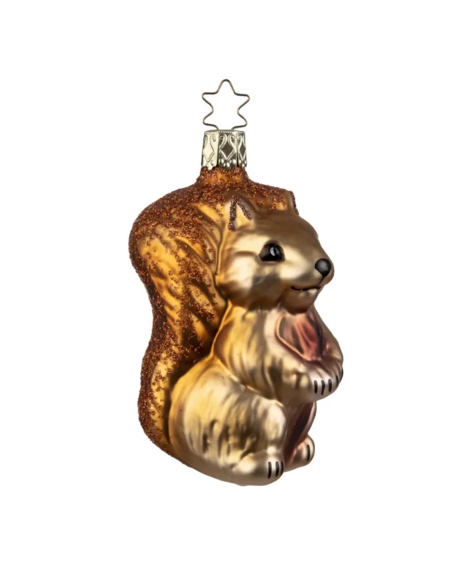 Eichhörnchen Anhänger von Inge Glas. In Deutschland handgefertigter Dekoanhänger aus Glas mit breitem Schwanz. Das Eichhörnchen ist gold-goldbraun mit erhabenen Highlights am Schwanz.