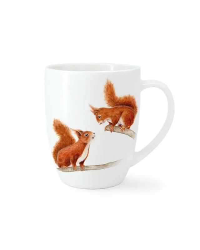 Eichhörnchen Tasse "SquirrelRomance" von Maluu vor weißen Hintergrund. Das Motiv zeigt 2 Eichhörnchen welche sich verspielt anschauen.