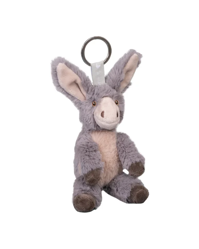 Esel Schlüsselanhänger Jack von Wrendale Designs freigestellt vor weißem Hintergrund, mit grauem Kuschelfell, hellerer Bauchpartie, großen Ohren und silbernem Schlüsselring.