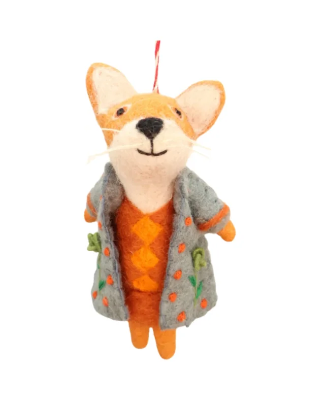 Filzanhänger Fuchslady "Marietta" von Grace und Gloria aus orangefarbenem Filz mit orangefarbenem Kleid und darüber einem detailreich verzierten grauen Filzmantel mit orangefarbenen und grünen Highlights.