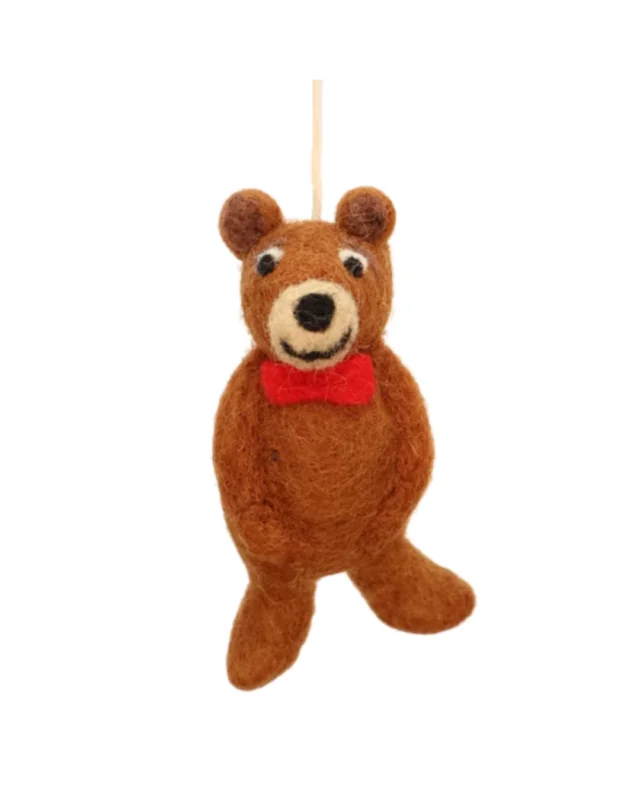 Handgefertigter Filzanhänger "Knuddelbär Vincent" von Grace & Gloria mit freundlichem Gesicht, roter Fliege und braunem Fell.