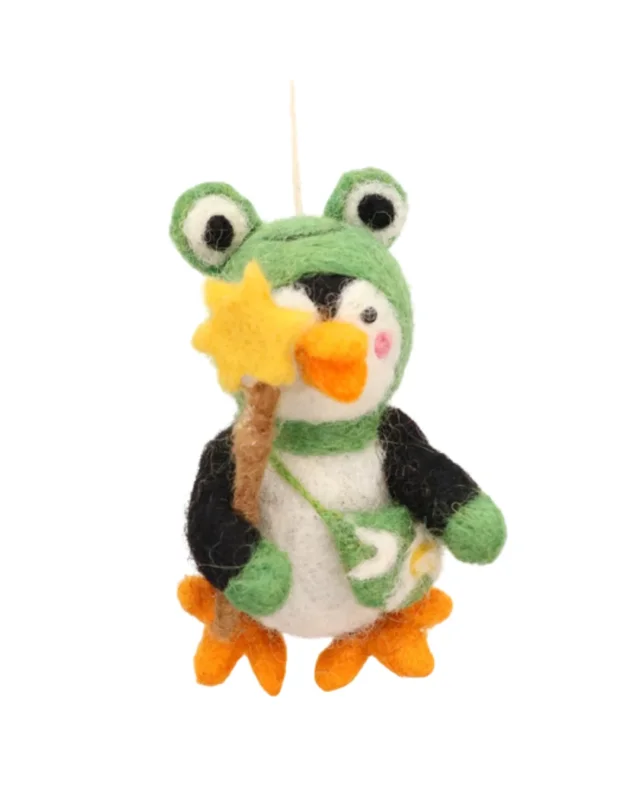 Handgefertigter Pinguin Filzanhänger "Froschilein" von Grace & Gloria im Froschkostüm mit grüner Umhängetasche und Stern-Zauberstab.