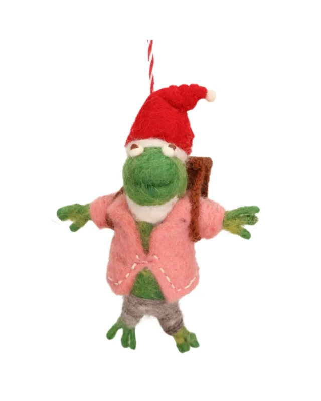Weihnachtsfrosch "Pit" von Grace & Gloria mit roter Weihnachtsmütze, rosé farbenem Jäckchen und grauem Beinkleid. Auf dem Rücken trägt er einen braunen Rucksack.