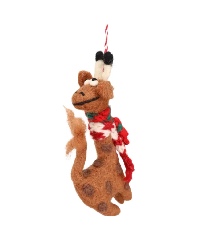 Handgefertigter Weihnachtsgiraffen Filzanhänger "Winter Giraffe Wilma" von Grace & Gloria mit rot-weiß-grünem Schal.