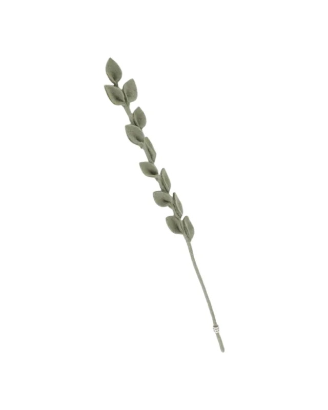 Abgebildet ist die Filzblume Eukalyptus von Gry & Sif mit graugünen Filzblättern an einem dünnen Stiel.