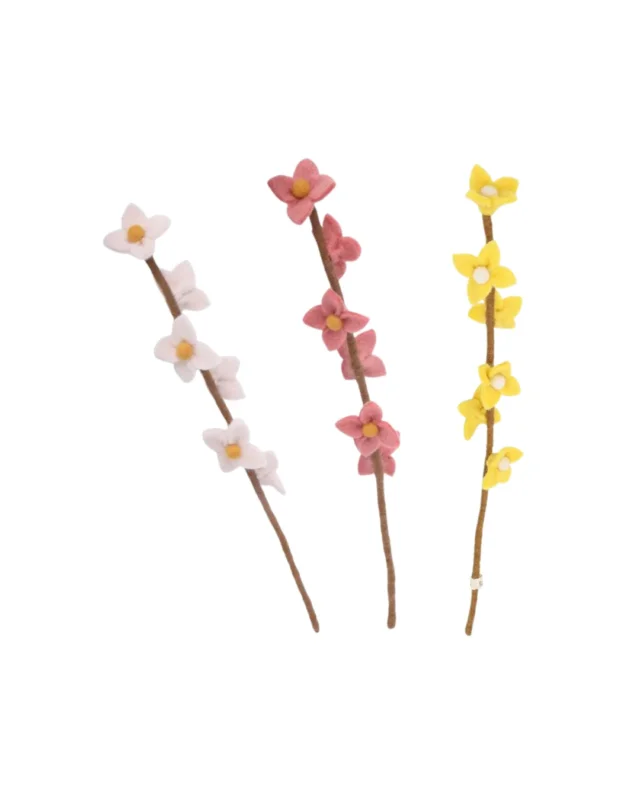 Abgebildet sind die 3 Filzblumen "Frühlingsblüten Ast" von Gry & Sif an einem braunen Stiel.