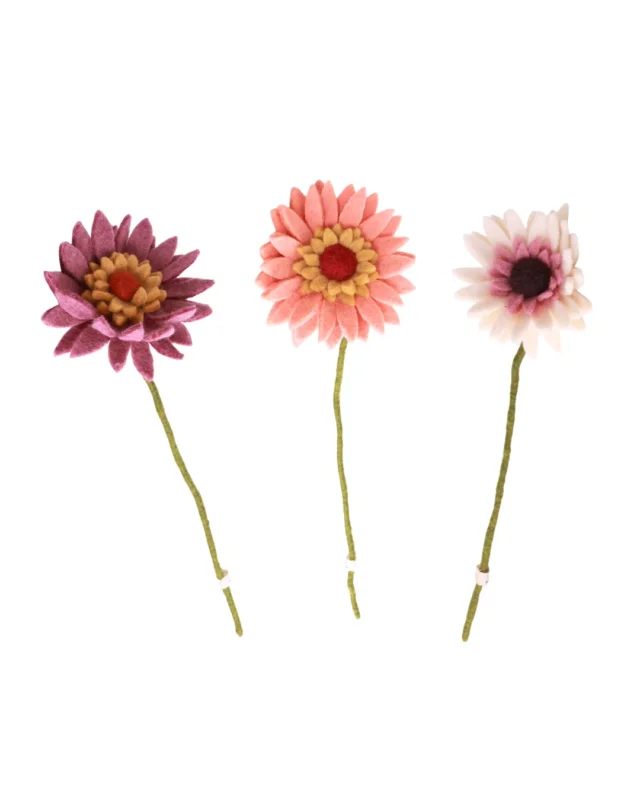 Abgebildet sind alle 3 Farben der Filzblume Gerbera von Gry & Sif an einem grünen Stiel.