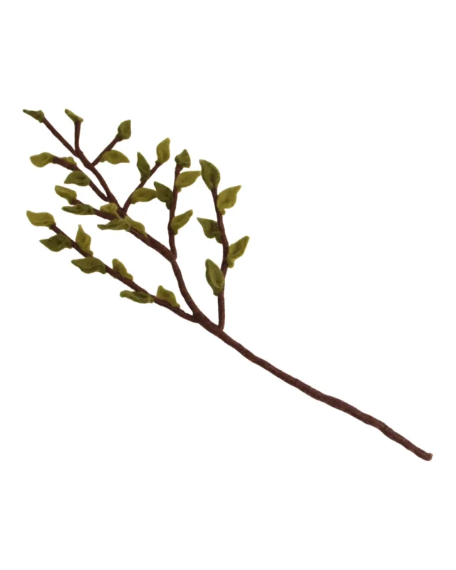 Nahaufnahme eines handgefertigten Filzblume Asts mit glatten, grünen Blättern auf hellem Hintergrund