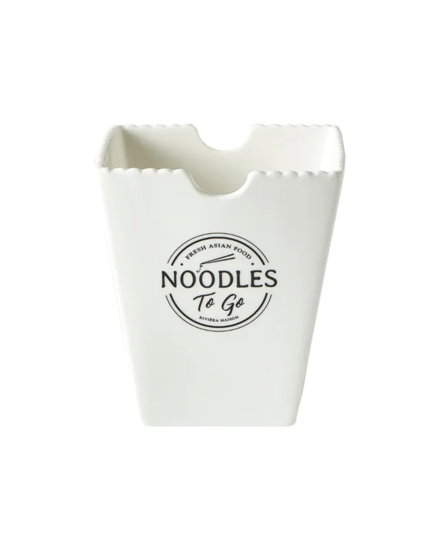 Detailaufnahme von Noodles To Go Bowl auf weißem Hintergrund