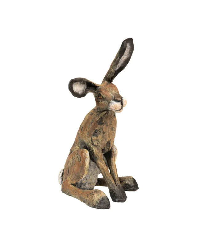 Frontansicht der braunen Hasen Statue "Rowan" von Wrendale Designs vor weißen Hintergrund. Der Hase schaut nach rechts.
