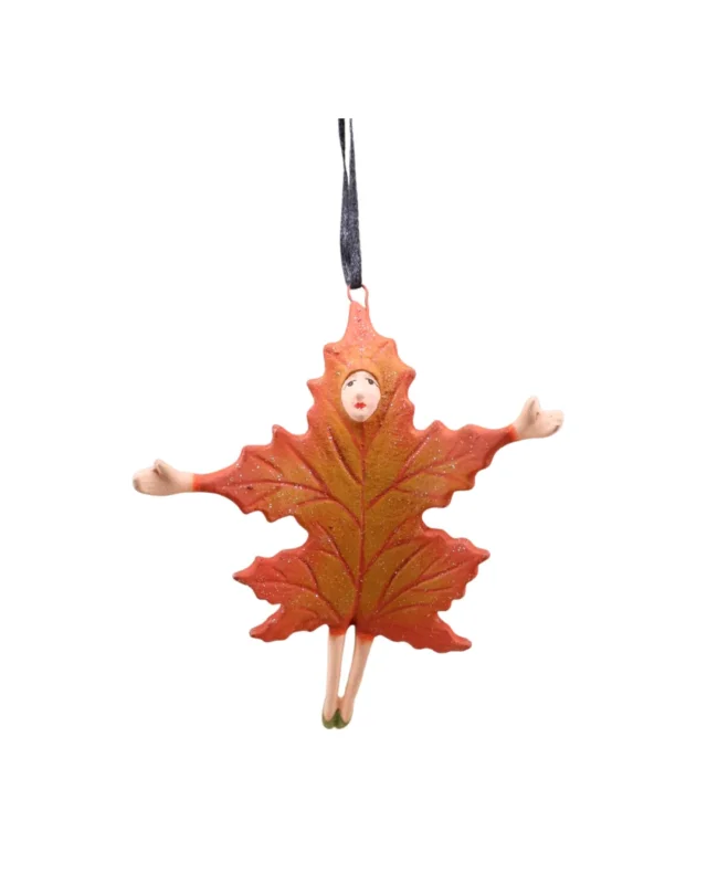 Vorderansicht des Krinkle Mini Orange Falling Leaf von Patience Brewster, herbstliches orangefarbenes Blatt mit kleinem Gesicht und ausgestreckten Armen.