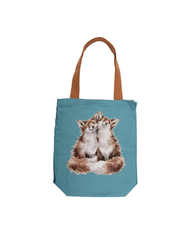 Blaue Fuchs Einkaufstasche von Wrendale Designs vor weißen Hintergrund. Zu sehen sind 2 Füchse die liebevoll kuscheln. Der Griff der Tasche ist braun.