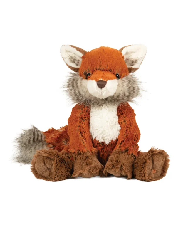 Fuchs Kuscheltier Super Autumn von Wrendale Designs vor weißen Hintergrund. Der Fuchs sitzt und die detaillierte Tesxtur seines Fells ist gut erkennbar.