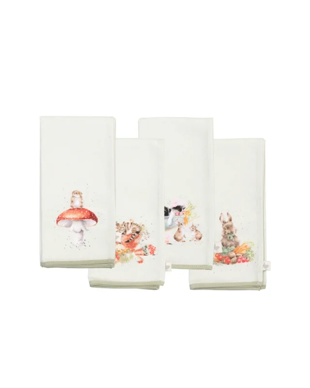 Vier Servietten „Garden Friends“ mit zarten Gartenmotiven. Jede Serviette zeigt ein anderes Tier: eine Katze, eine Maus, einen Hund und einen Hasen, alle in natürlichen Farben auf cremefarbenem Hintergrund.