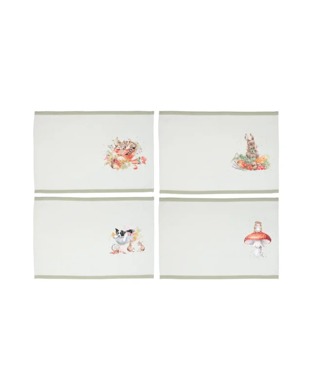 Vier Tischsets „Garden Friends“ mit zarten Gartenmotiven. Jedes Set zeigt ein anderes Tier: eine Katze, eine Maus, einen Hund und einen Hasen, alle in natürlichen Farben auf cremefarbenem Hintergrund.