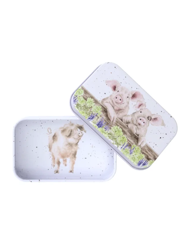 Schweine-Dose „Nosy Neighbours“ von Wrendale Designs mit zwei neugierigen Schweinen auf dem Deckel, rechteckige Metallbox im typischen Wrendale Stil