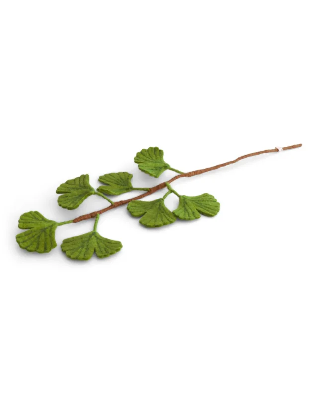 Filyblume "Ginkgo Ast" von Gry & Sif vor weißen Hintergrund. Der Ast ist braun und die Blätter grün. Die vielen Filzdetails sind gut erkennbar.