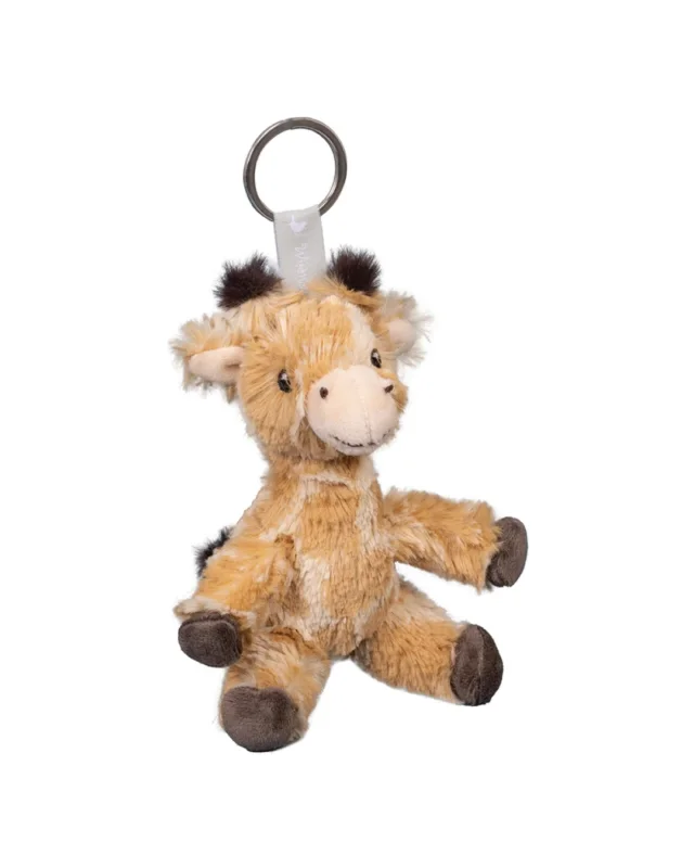 Giraffen Schlüsselanhänger Camilla von Wrendale Designs freigestellt vor weißem Hintergrund, mit weichem braunem Fell, dunklen Hufen und silbernem Schlüsselring.