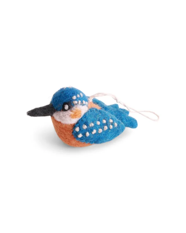 Der Filzanhänger "Eisvogel" von Gry & Sif ist an einem Ast in einer Vase befestigt. Zu sehen ist ein filigraner Eisvogel in Blau, Weiß und Beige als hängende Indoor-Deko, gefertigt unter FairTrade-Bedingungen in Nepal.