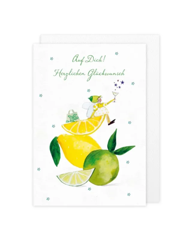 Die Geburtstagskarte "Fresh Lemons" vom Grätz Verlag ist von Silke Leffler illustriert. Zu sehen sind eine Limette mitsamt einer Limettenspalte und eine Zitrone, ebenfalls mit Zitronenspalte. Auf der Zitronenspalte sitzt einekleine Fee mit weißem Rock und gelbem Oberteil. Sie hält ein Cocktailglas in der Hand und prostet freudig nach oben. In der oberen Bildmitte steht "Auf Dich! Herzlichen Glückwunsch" und grünen Lettern.