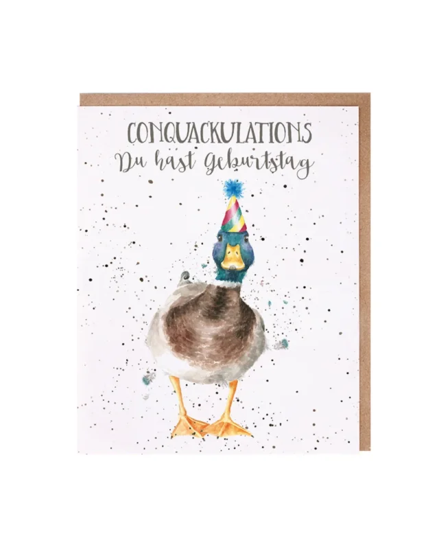 Weiße Geburtstagskarte Conquackulations von Wrendale Designs mit einer Ente mit Partyhütchen auf dem Kopf drauf. Der Umschlag ist braun.