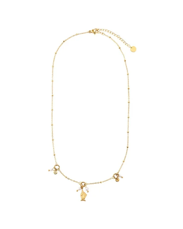 Goldene "Fisch und Perlen" Halskette von Dottilove vor weißen Hintergrund. Die Kette hat einen kleinen goldenen Fisch und ein paar Perlen als Anhänger.