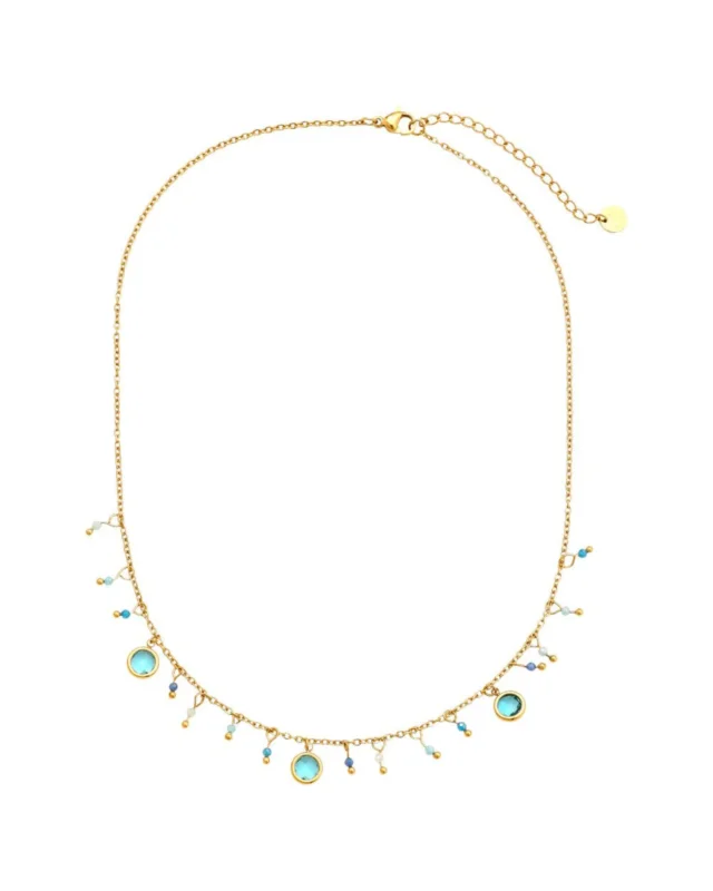 Goldene "blaue Glasperlen" Halskette von Dottilove vor weißen Hintergrund. Die Kette hat viele kleine Glasperlen in verschiedenen Blautönen als Anhänger.
