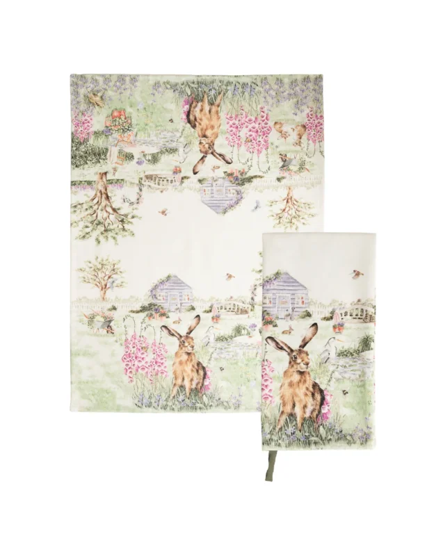 Hasen Geschirrtuch "The Wild Garden" von Wrendale Designs vor weißen Hintergrund. Auf dem Motiv ist ein Hase auf dem Bauernhof zu sehen im Hintergrund sind weitere Tiere erkennbar.