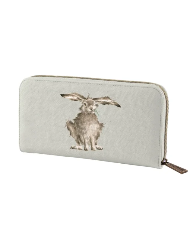 Hasen Portemonnaie "Hare Brained" von Wrendale Designs. Natürliche Hasenillustration von Hannah Dale mit herabhängenden Löffeln, grau-braunem Fell und einem Grashalm im Mund.