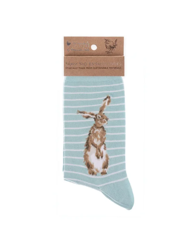 Hellblau gestreifte weiche Hasen Socken aus Bambusviscose von Wrendale Designs mit der braunen Verpackung vor weißem Hintergrund.