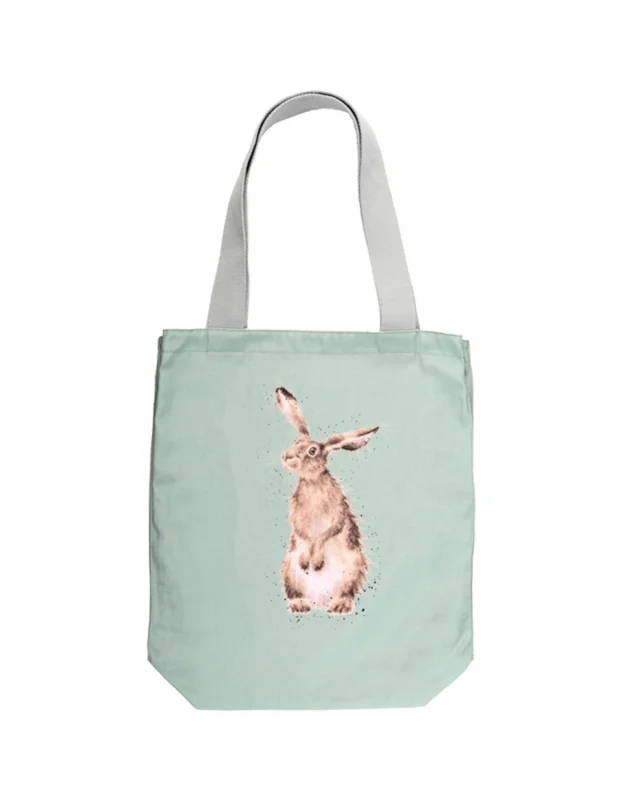 Hellgrüne Hasen Einkaufstasche von Wrendale Designs auf weißen Hintergrund. Das Motiv ist ein neugierig schauender Hase. Der Griff ist grau.