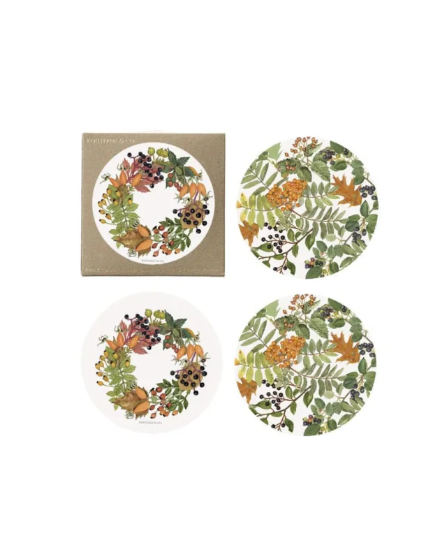 Herbst Untersetzer"Autumn" von Koustrup & Co vor weißen Hintergrund. zu sehen sind 4 Teller mit 2 unterschiedlichen Herbst Motiven bestehend aus verschiedenen Pflanzen.