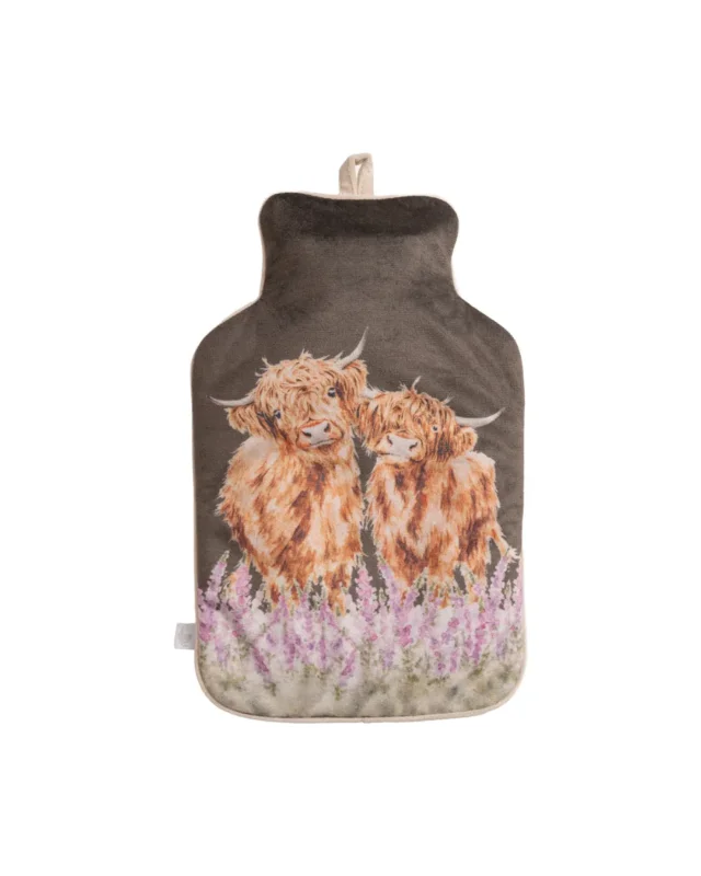 Hochlandkuh Wärmflasche "Gentle Giants" von Wrendale Designs vor weißen Hintergrund. Die Flasche ist dunkelbraun. Das Motiv zeigt 2 Hochlandkühe welche auf einer Weide fröhlich in die Kamera schauen.