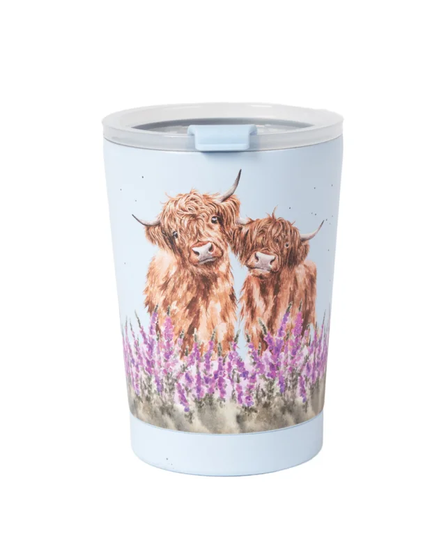 Hochlandkuh Thermobecher "Highland Cow" von Wrendale Designs vor weißen Hintergrund. Der Thermobecher ist hellblau und zeigt 2 Hochlandrinder auf der Weide welche fröhlich in die Kamera schauen.
