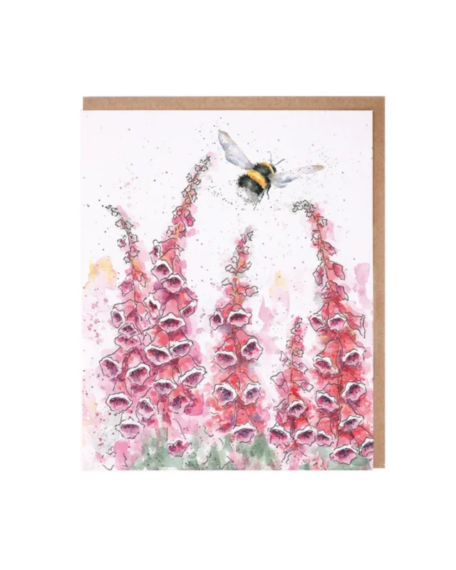 Hummel Grußkarte A Cottage Garden von Wrendale Designs: Hummel über Fingerhutblüten, Hochkant-Format, Illustration von Hannah Dale.