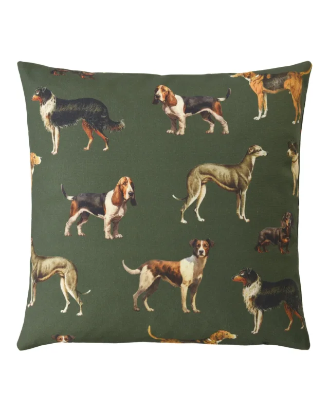 Hunde Kissenbezug "Hunter" von Sander Table + Home. Verschiedene detailreiche Jagdhunde auf grünem Untergrund.
