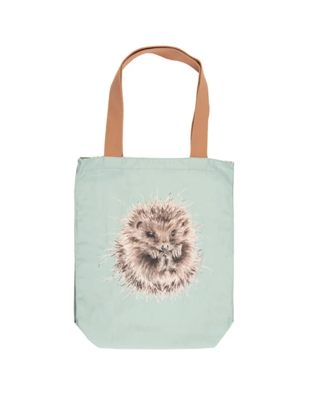 Türkise Igel Einkaufstasche von Wrendale Designs auf weißen Hintergrund. Das Motiv der Tasche ist ein niedlicher eingerollter Igel. der Griff ist braun.