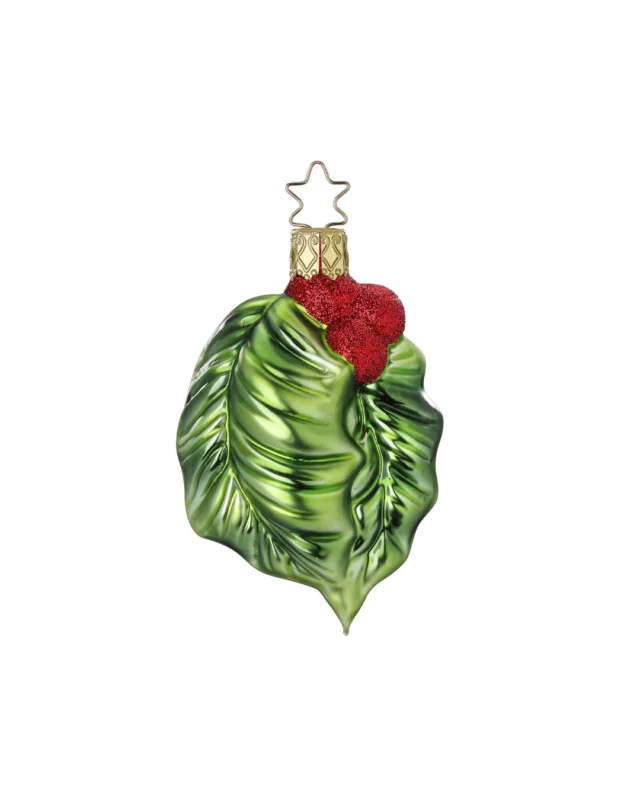 Der Weihnachtsbaumschmuck "Ilex Blatt" von Inge Glas ist in deutscher Handarbeit hergestellt. Das grüne Blatt ist detailreich gearbeitet und hat rot glitzernde Beeren am oberen Teil des Blattes.