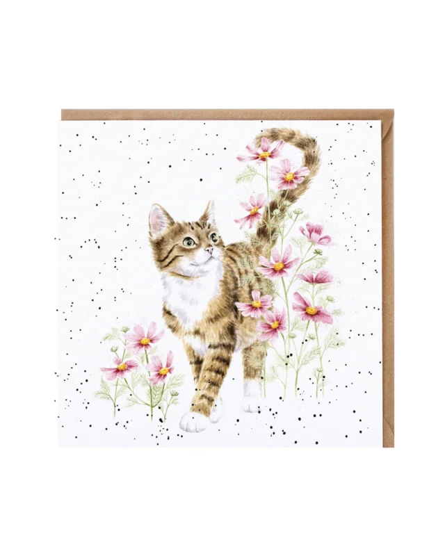 Katzen Grusskarte "Harmony" von Wrendale Designs vor weißen Hintergrund. Auf der Grusskarte ist eine fröhliche braun/schwarz gestreifte Katze mit weißen Details zu sehen welche fröhlich durch Blumen spaziert.