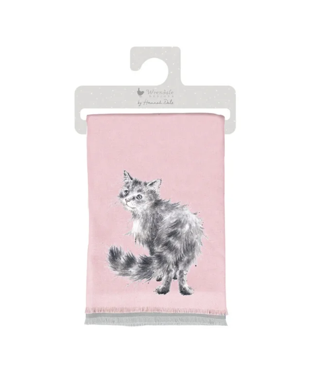 Winterschal „Glamour Puss“ von Wrendale Designs vor weißem Hintergrund. Die Vorderseite ist in Altrosa mit Katzenillustration von Hannah Dale und Rückseite und Fransen sind in elegantem Grau. Der Schal wird dekorativ gefaltet auf Verpackungskarton präsentiert.
